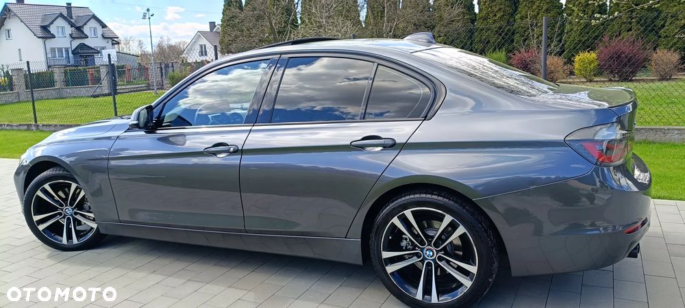 BMW Seria 3 328i Sport Line - 18