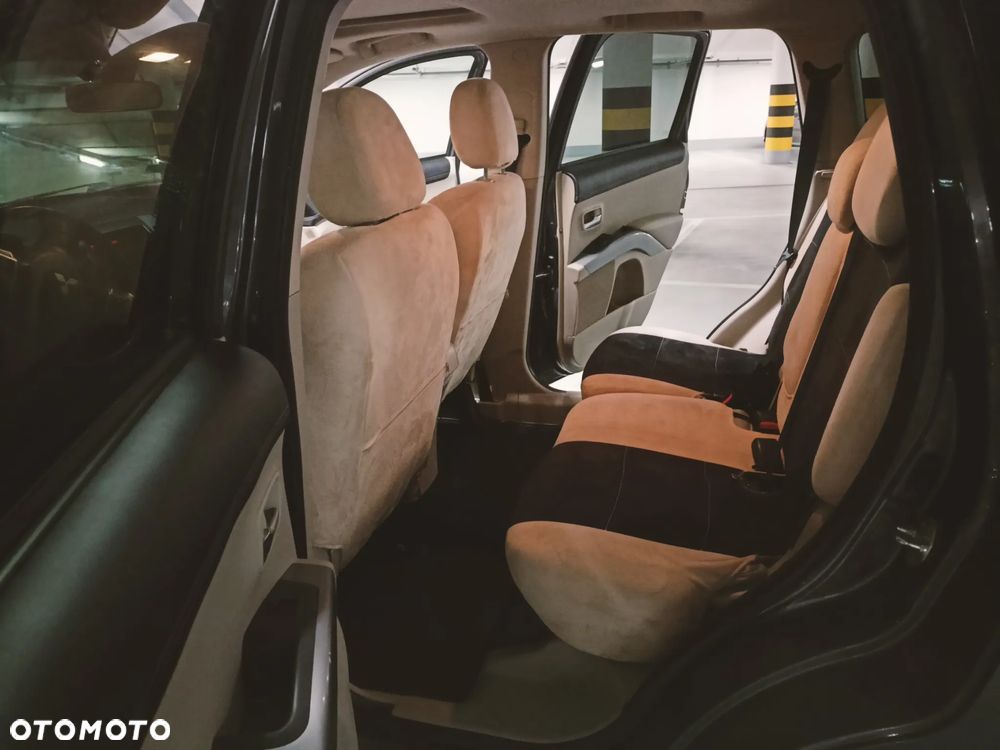 Mitsubishi Outlander 2.0 DID Instyle NAVI - 12