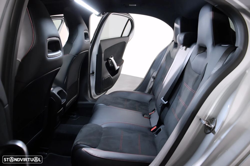 Mercedes-Benz A 250 e AMG Line - 14