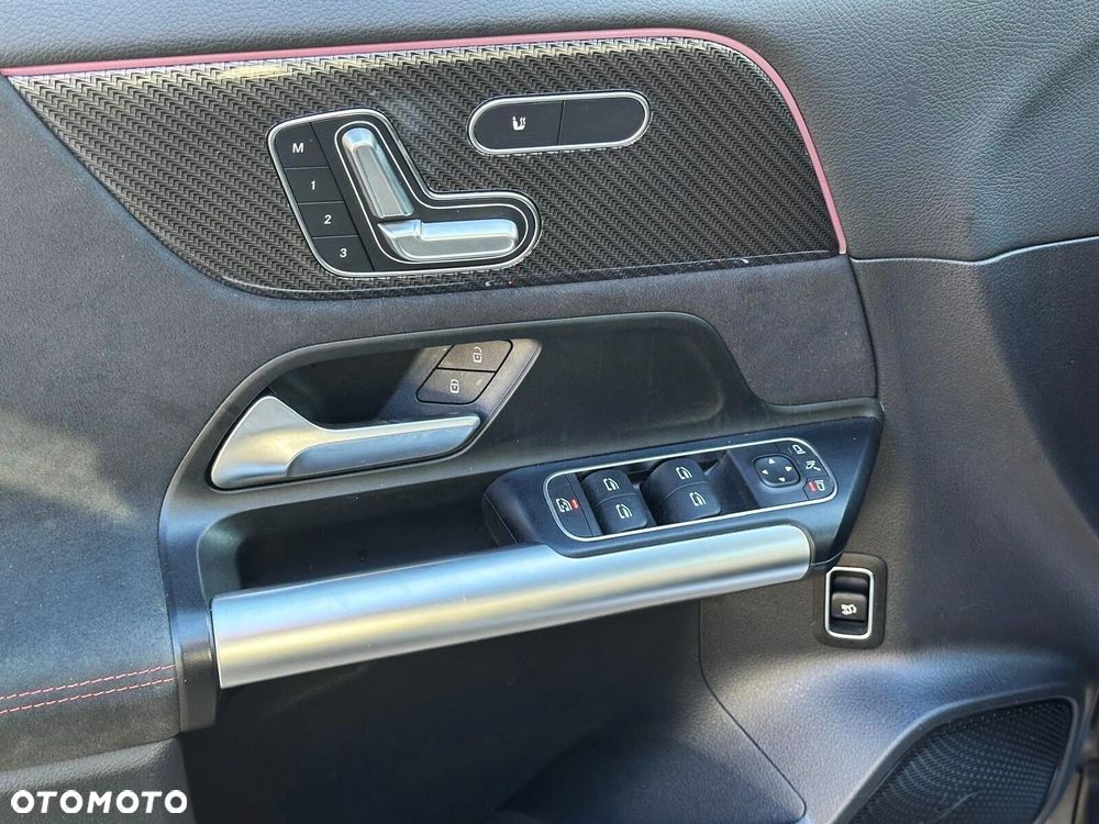 Mercedes-Benz GLA - 17