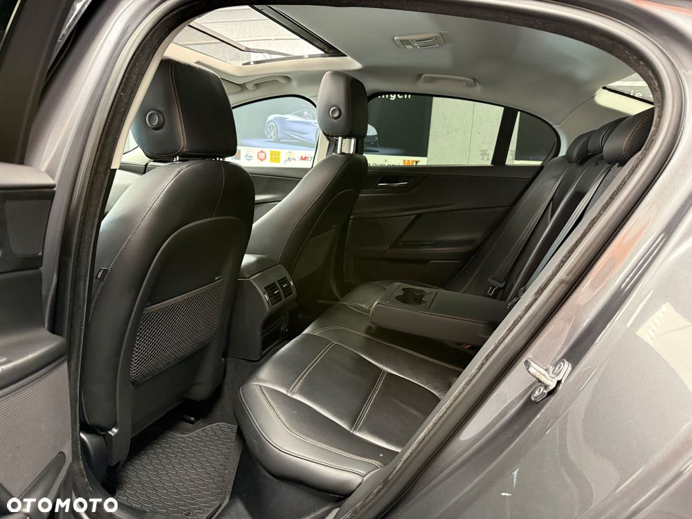Jaguar XE - 10