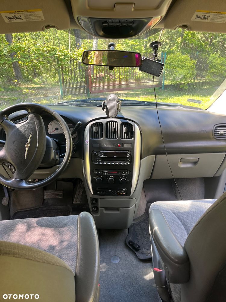 Chrysler Town & Country - 10