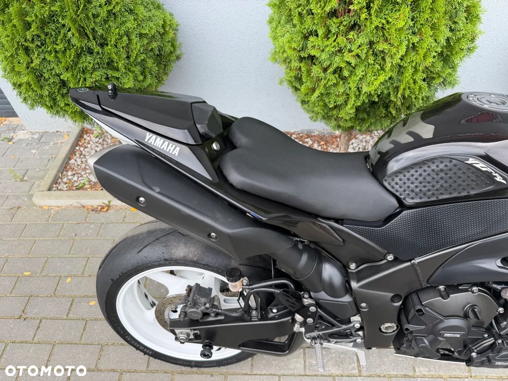 Yamaha R1 - 27