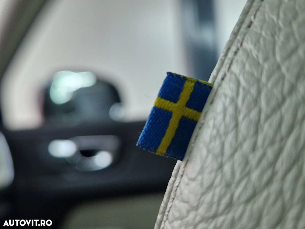 Volvo XC 60 B4 MHEV AWD Inscription - 32