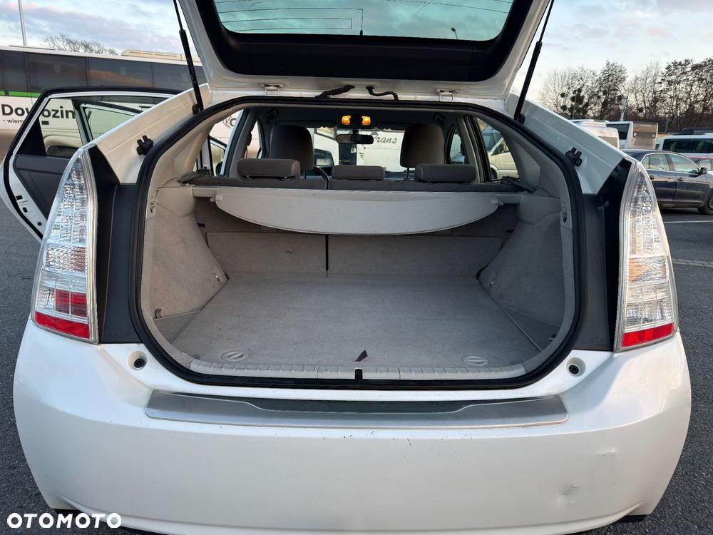 Toyota Prius (Hybrid) Executive - 12