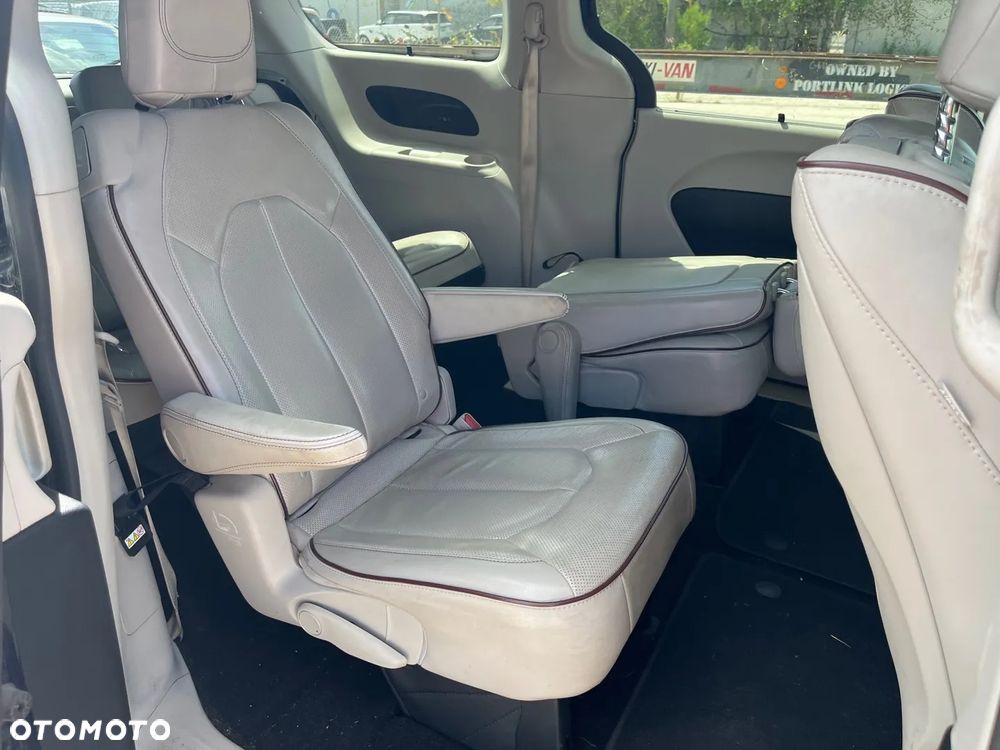 Chrysler Pacifica - 17