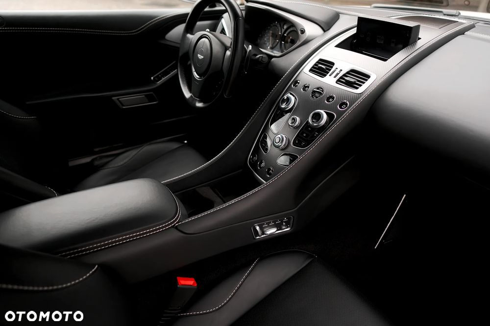 Aston Martin Vanquish - 31