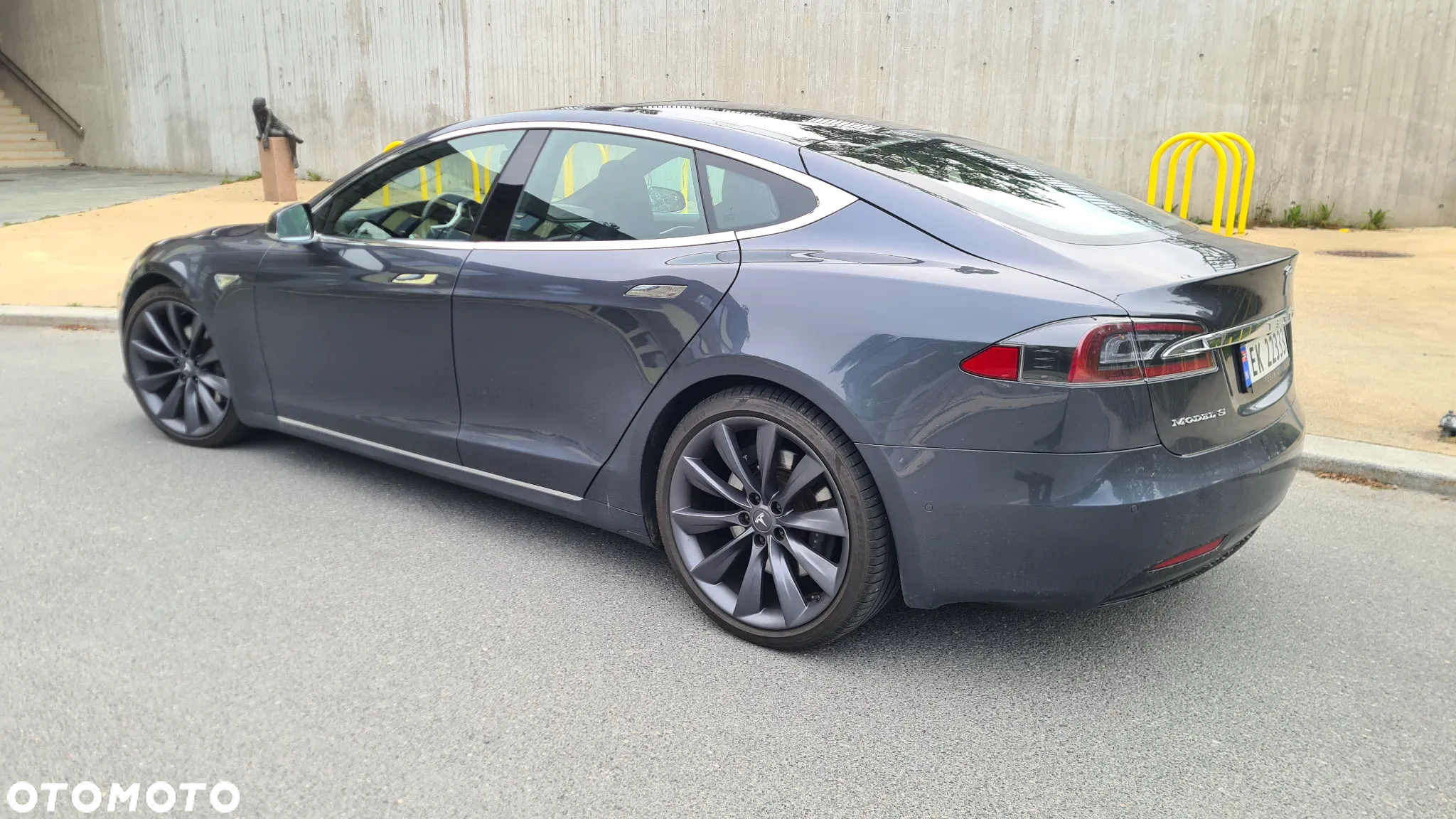 Tesla Model S - 9