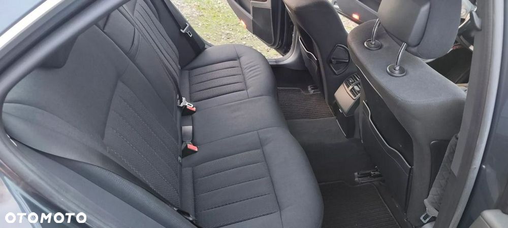 Mercedes-Benz Klasa E 200 BlueEFFICIENCY 7G-TRONIC Elegance - 27