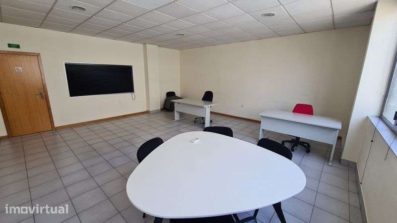 Escritório com 25 m2 - Av. Fernão Magalhães- Porto