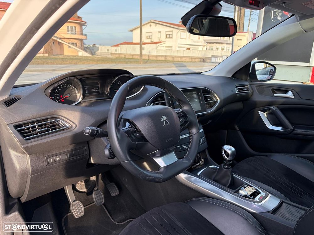 Peugeot 308 1.2 PureTech Allure J17 - 24