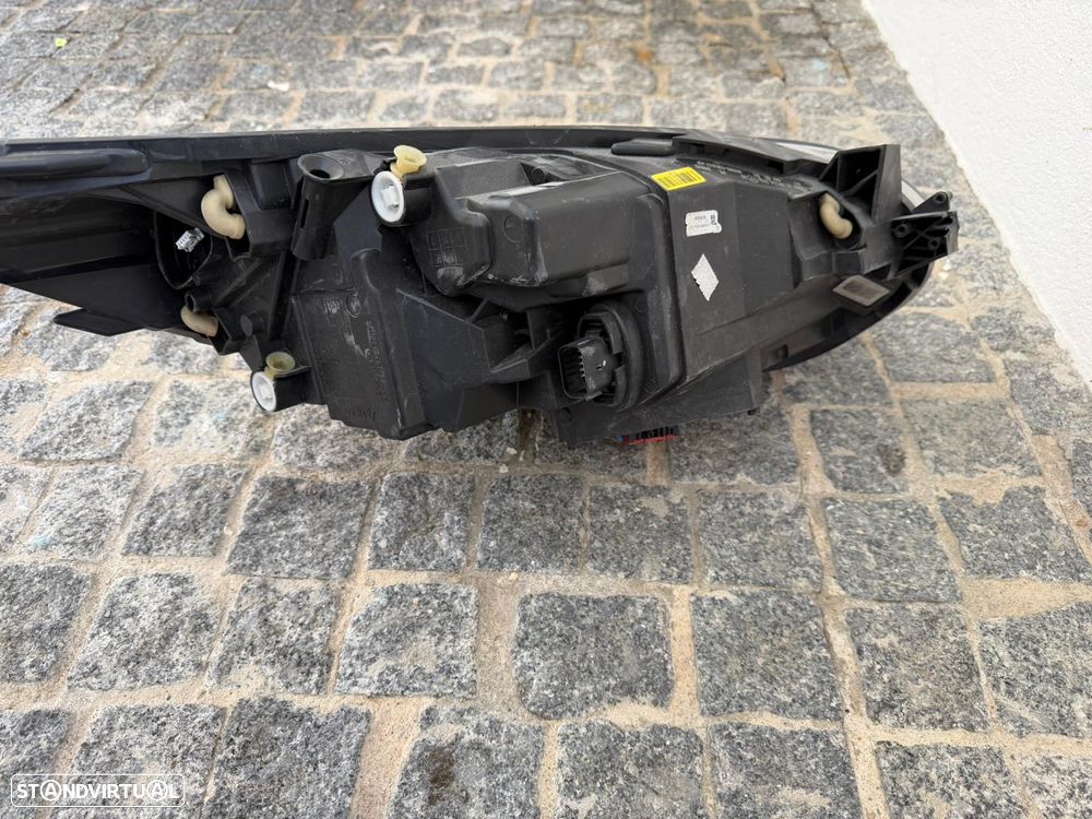 Farol esq ford fiesta st line 2022 - 4