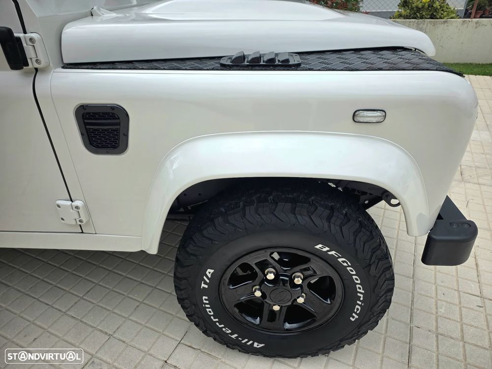 Land Rover Defender - 49