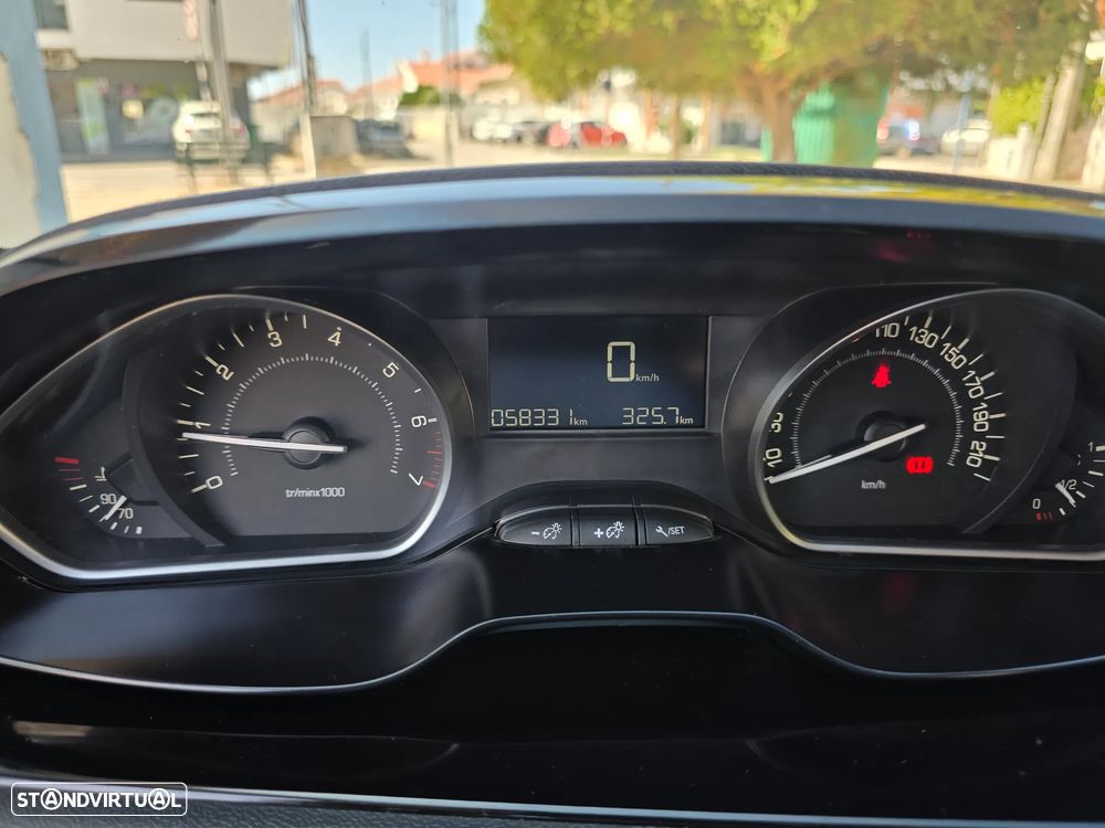 Peugeot 208 1.2 PureTech Signature - 6