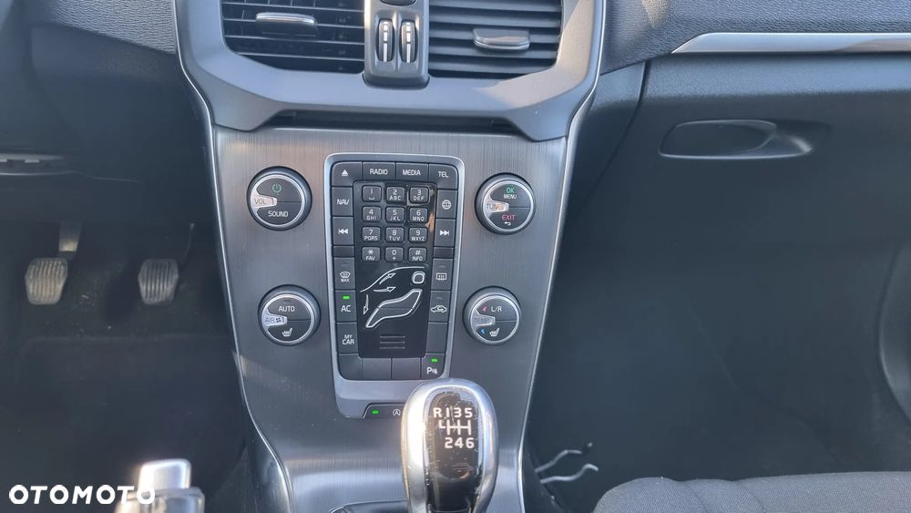 Volvo V40 T2 Momentum - 14