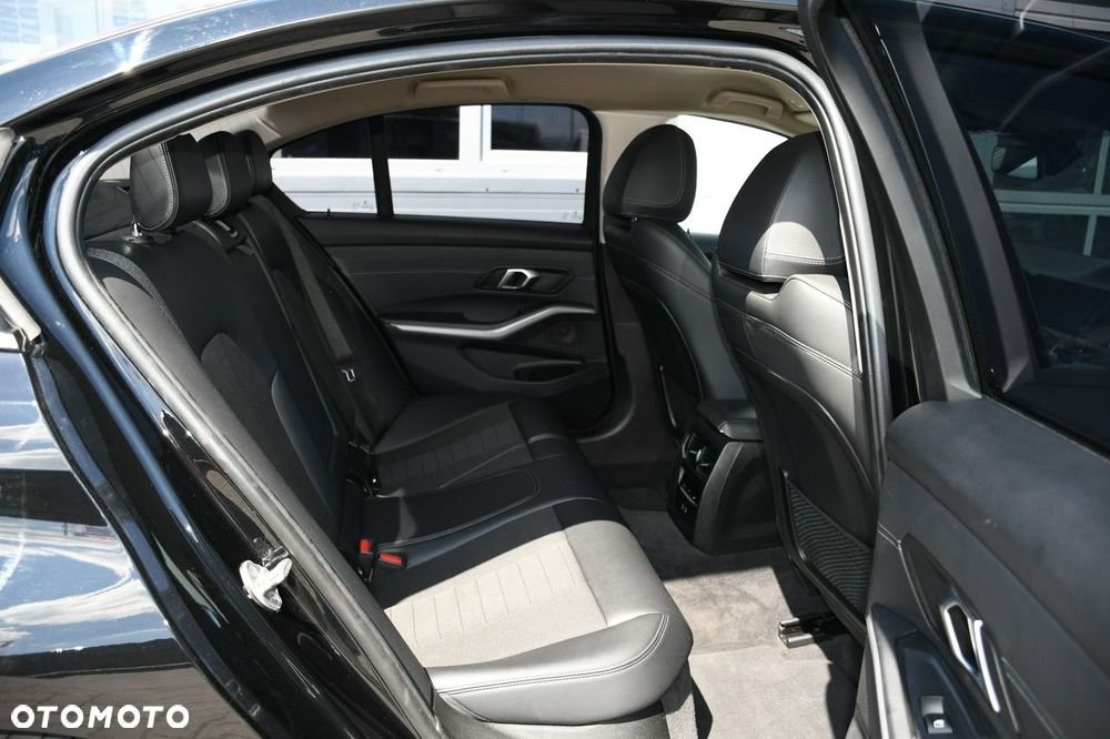 BMW Seria 3 320d mHEV - 34