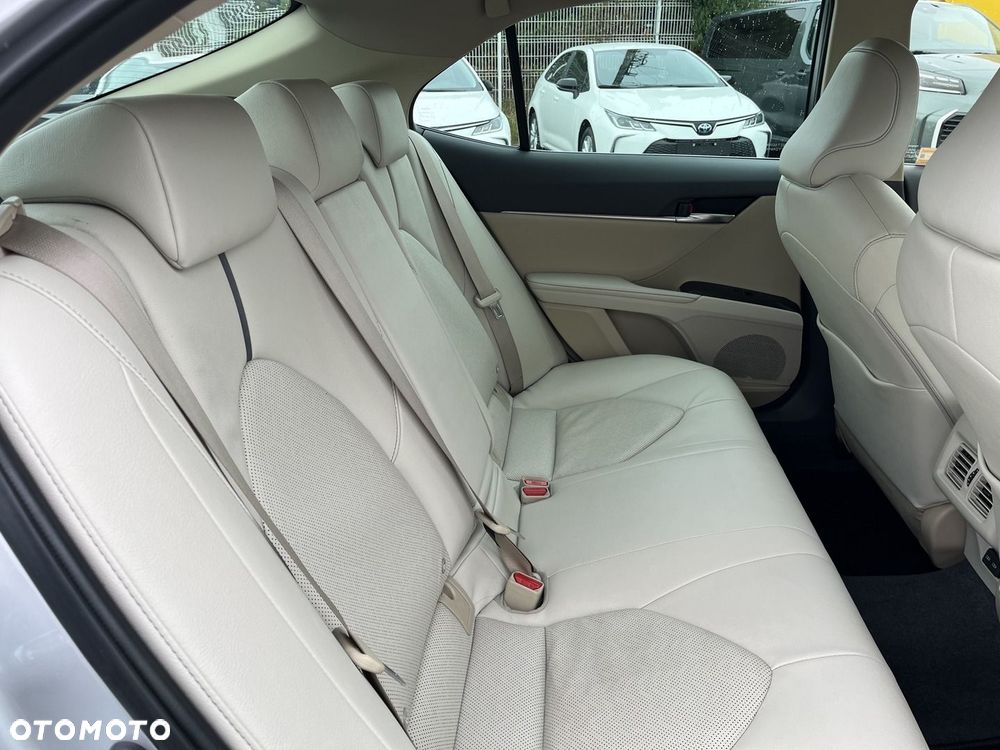 Toyota Camry 2.5 Hybrid Executive CVT - 32