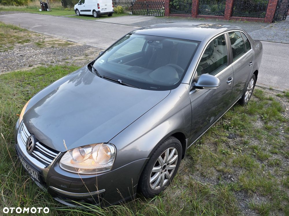 Volkswagen Jetta - 1