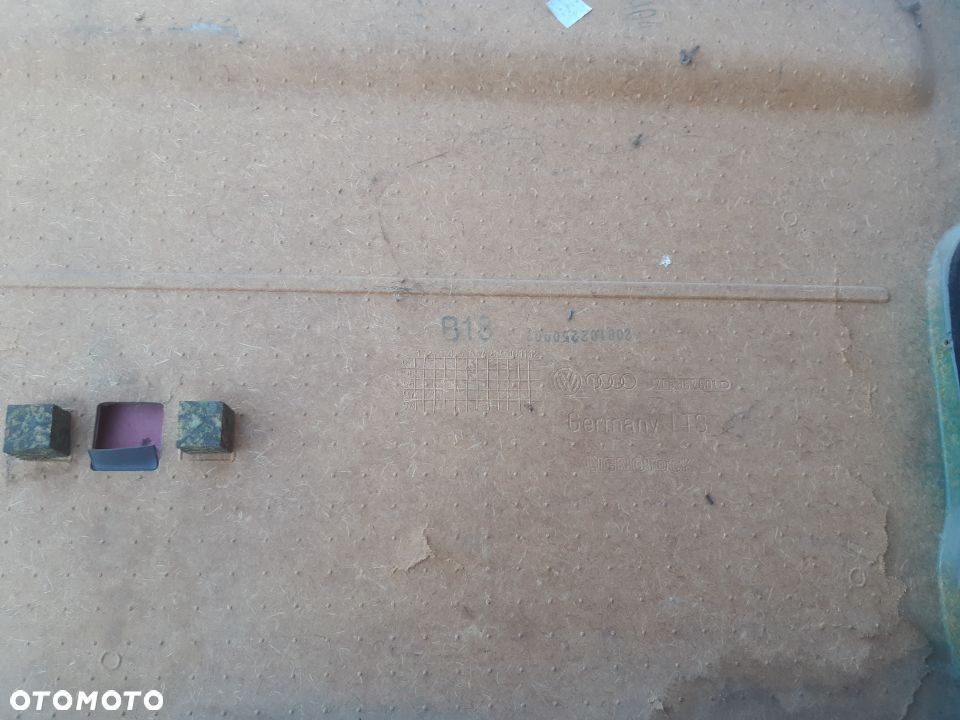 Boczek klapy bagażnika tył.vw t4 uszkodzony - 4
