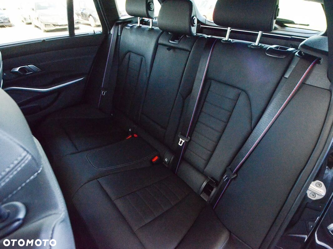 BMW Seria 3 330e xDrive M Sport sport - 30