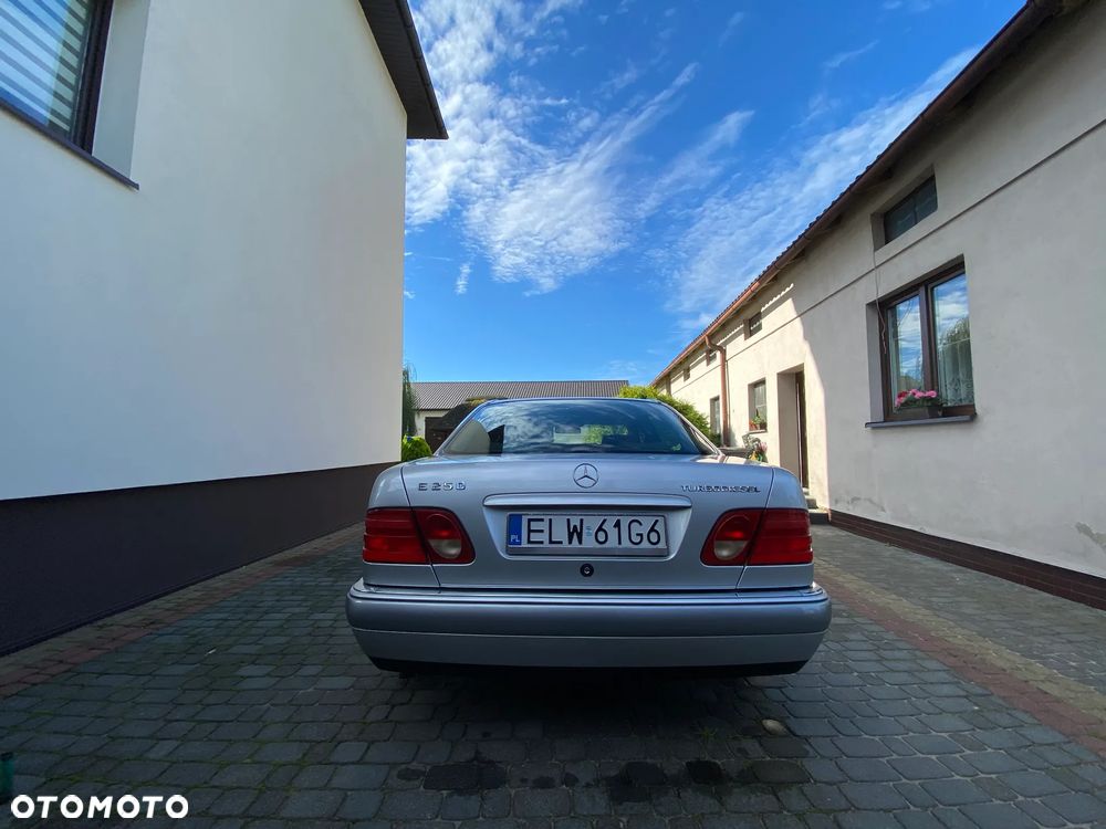 Mercedes-Benz Klasa E 250 TD Elegance - 4