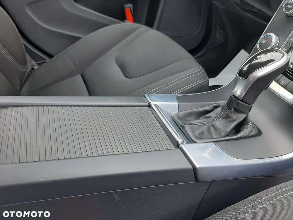 Volvo V60 D2 Momentum - 27