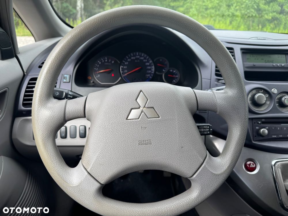 Mitsubishi Grandis 2.4 Intense - 22