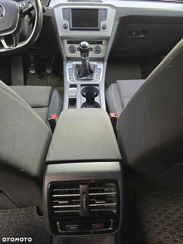 Volkswagen Passat - 12