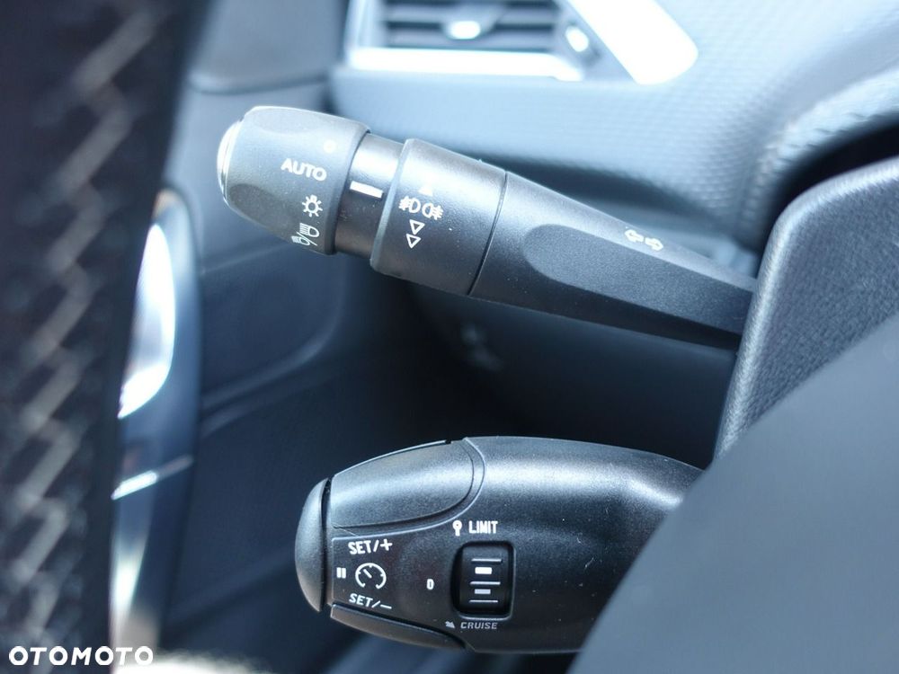 Peugeot 2008 1.2 Pure Tech Allure S&S - 22