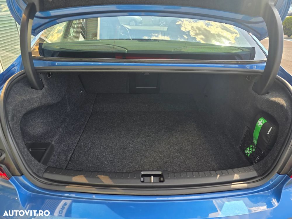 Volvo S60 B4 MHEV AT Plus Dark - 9