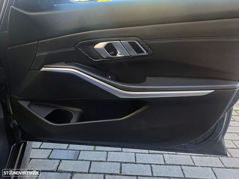 BMW 320 d Pack Desportivo M Pro Auto - 36