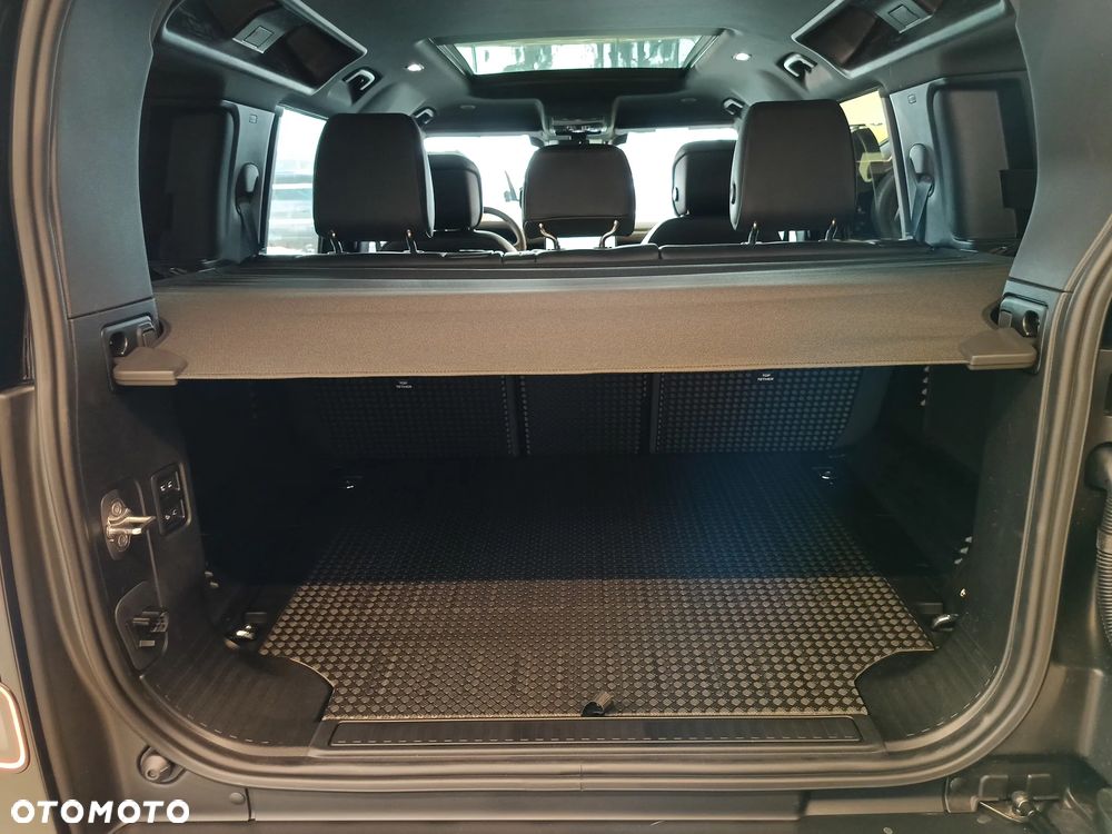Land Rover Defender - 35