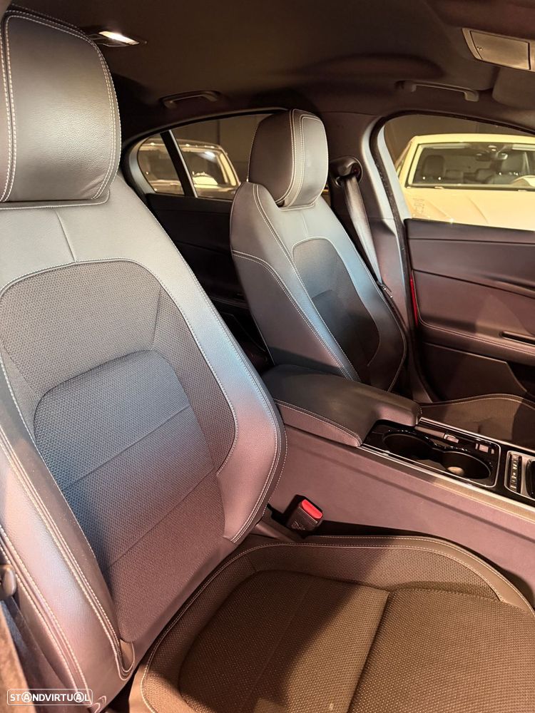 Jaguar XE 2.0 D R-Dynamic S - 41