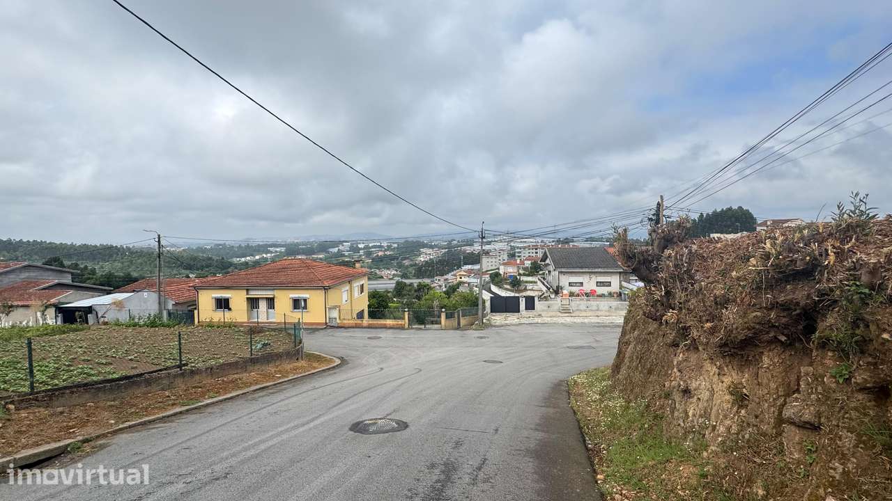 Terreno em gaveto com 3400m2 na zona da Alheira em Pedroso. - Grande imagem: 3/9