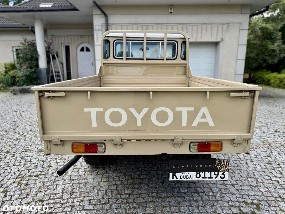 Toyota Land Cruiser - 4
