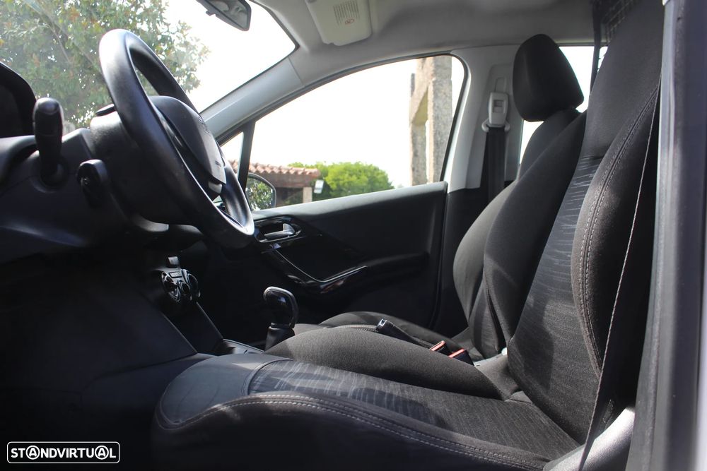 Peugeot 208 - 8