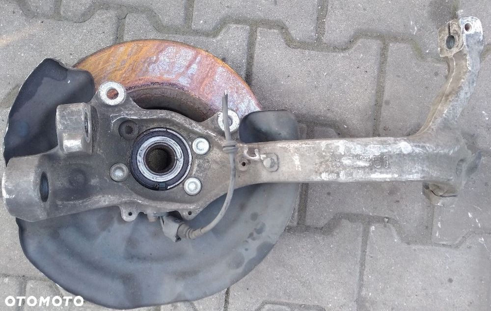 Audi A6 C6  3.2 FSI zwrotnica piasta przód przednia prawa - 2