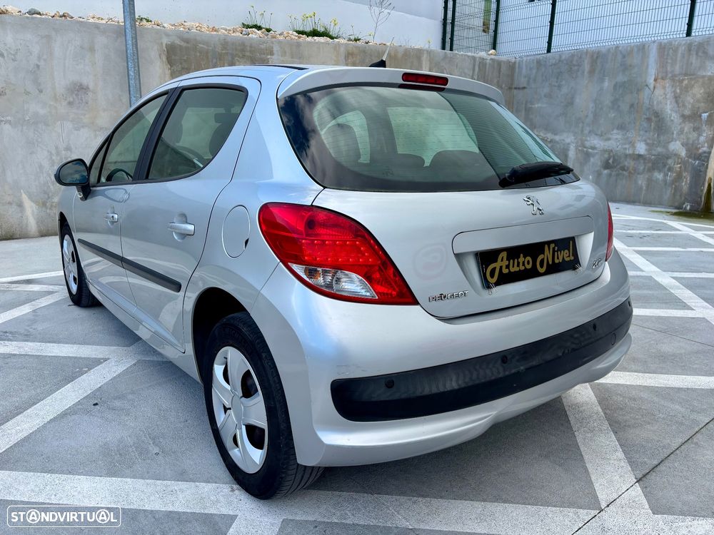 Peugeot 207 1.4 16V Trendy - 16