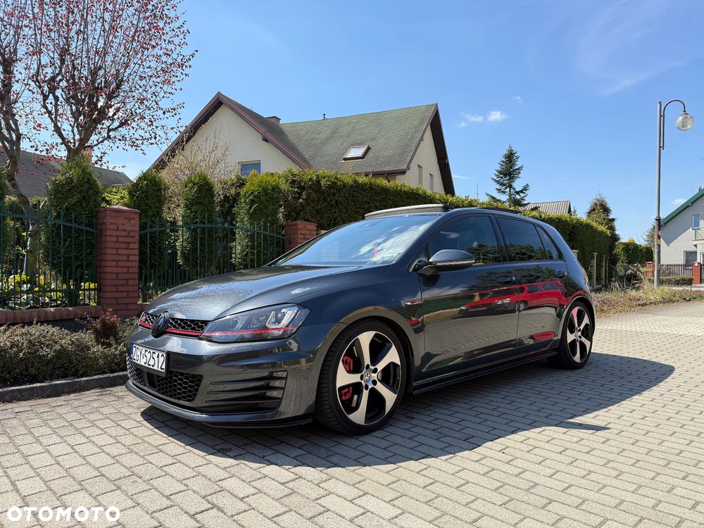 Volkswagen Golf - 1