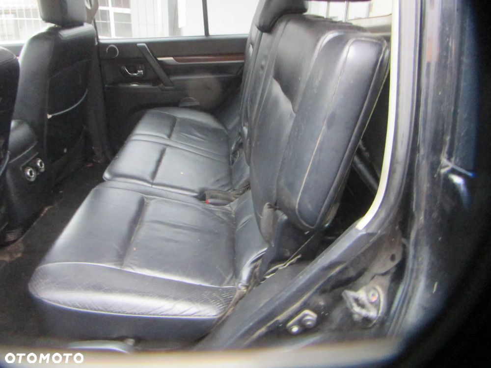 KANAPY FOTELE BOCZKI SKÓRA 7 osób Mitsubishi Pajero IV 2008 Wszystkie części - 4