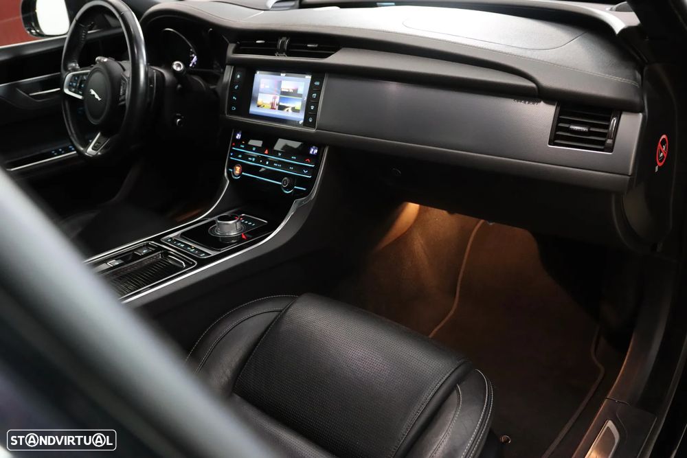 Jaguar XF 20d Aut. R-Sport - 24