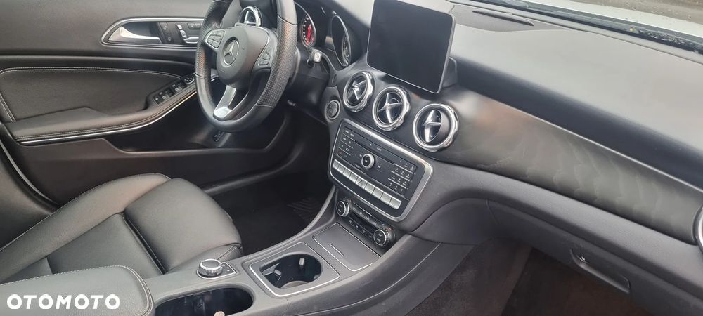Mercedes-Benz GLA 250 4Matic 7G-DCT - 21