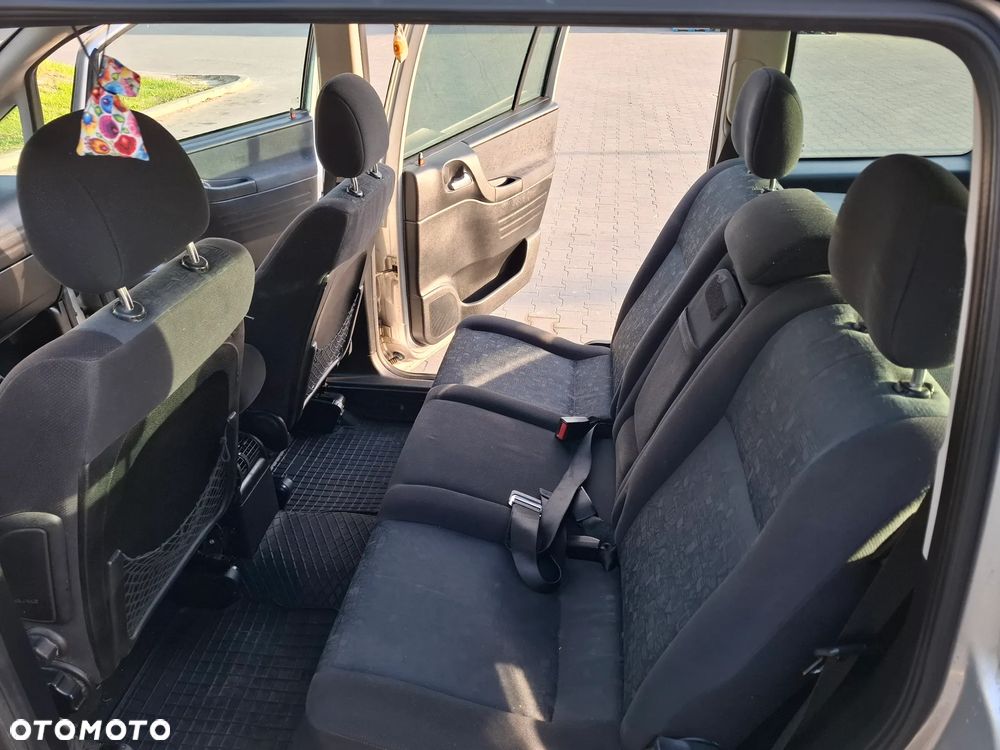 Opel Zafira 2.2 - 10