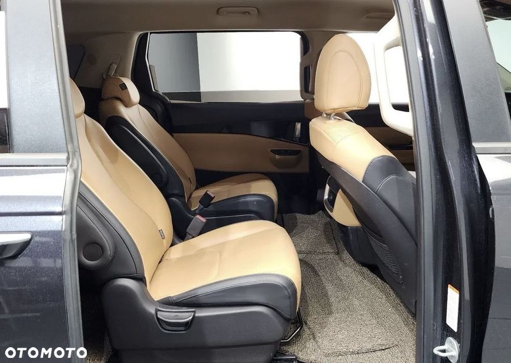 Kia Carnival - 18