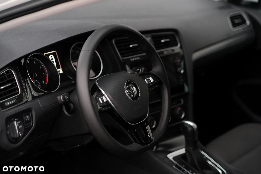 Volkswagen Golf - 22