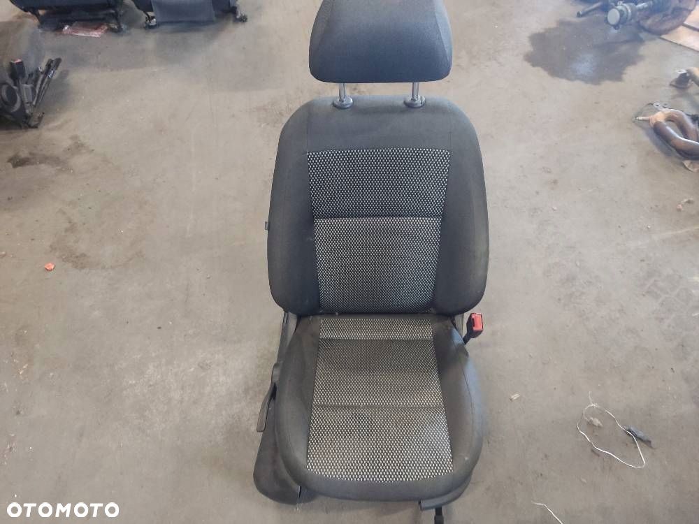 FOTEL PRAWY PRZÓD  SKODA FABIA II - 1