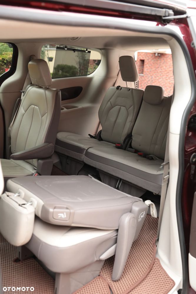 Chrysler Pacifica - 11