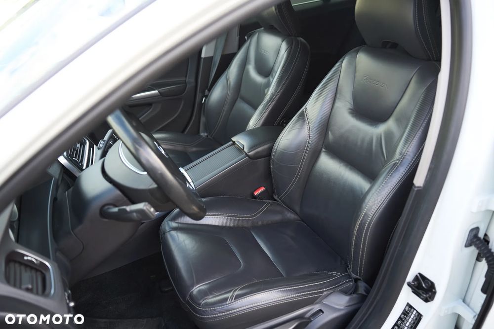 Volvo V60 D5 R-Design - 13