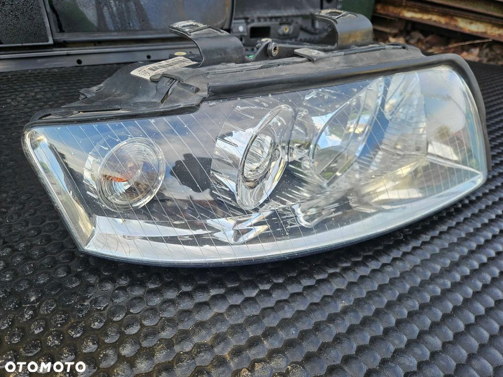 Reflektor Lampa Xenon D1S Przód Przednia PRAWA Valeo Europa Audi A4 B6 - 4