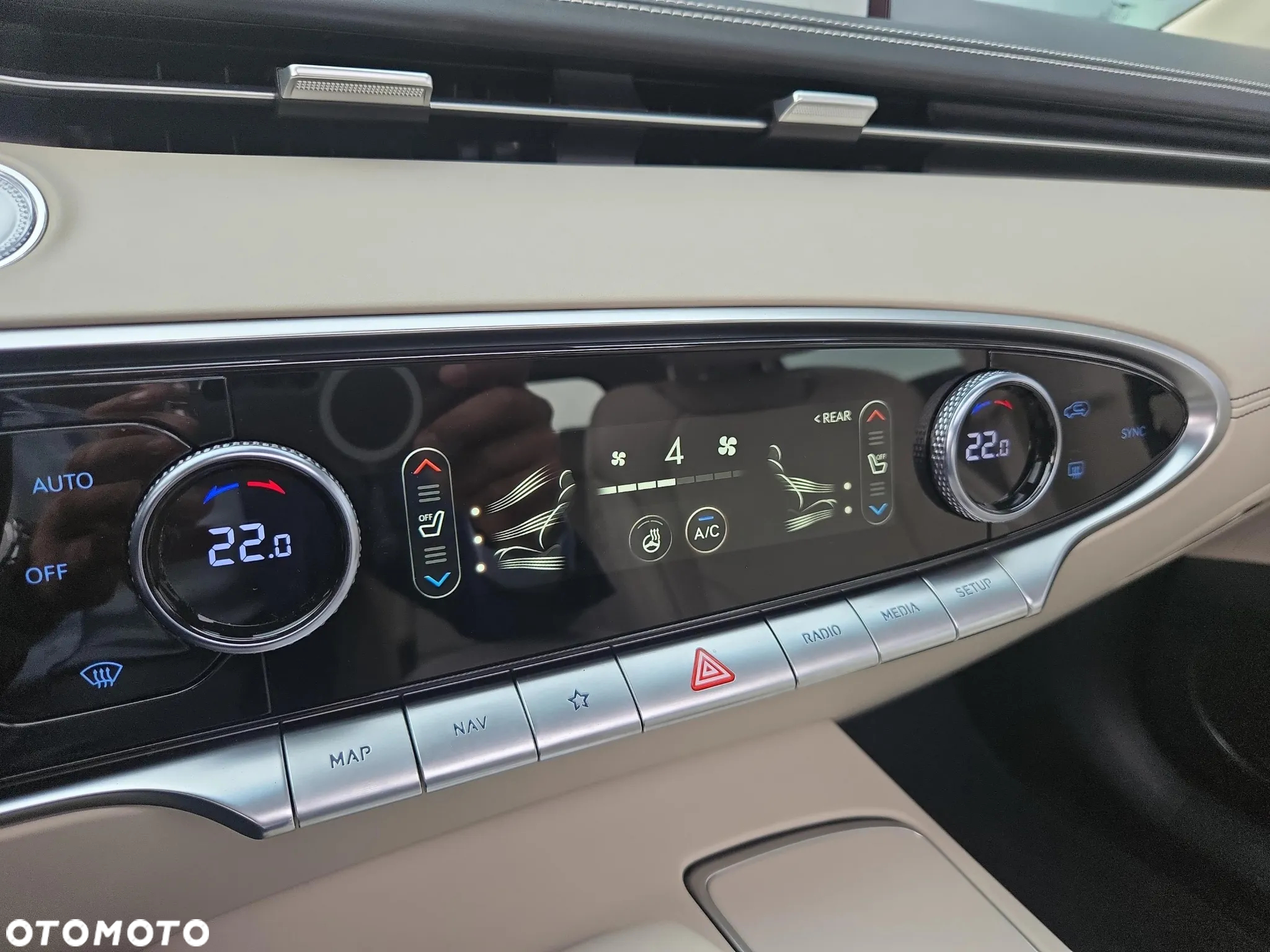 Genesis GV70 2.5T AWD AT8 Luxury Line - 28